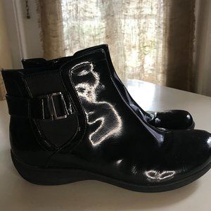 Clarks Privo black patent rain boots 9 1/2 M
